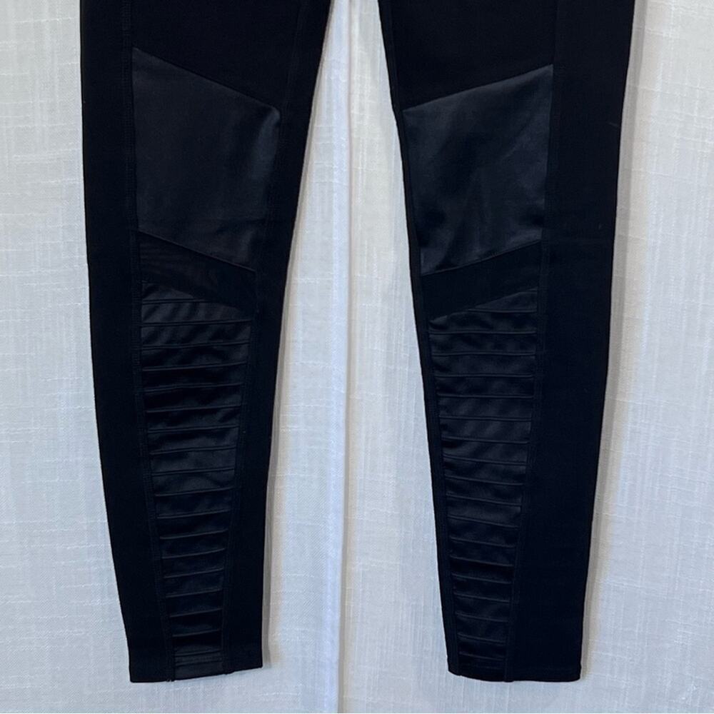 Alo Yoga High Waisted Black Moto Athletic Workout Leggings Size XS - Picture 8 of 11